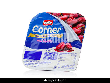 LONDRA, Regno Unito - 27 OTTOBRE 2017: Yogurt Muller Corner con ciliegia su sfondo bianco. Foto Stock