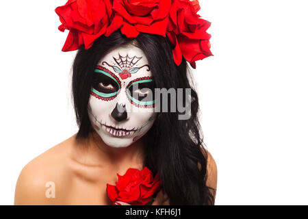 Il giorno dei morti. halloween. giovane donna nel giorno dei morti maschera viso cranio arte e rose. isolato su bianco. primo piano. Foto Stock