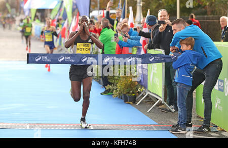 Bernard Rotich del Kenya vince la maratona SSE Airtricity di Dublino in un tempo di 2:15:53. Foto Stock