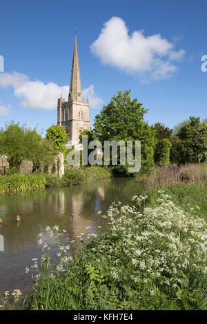 Burford chiesa accanto al Fiume Windrush, burford, Cotswolds, Oxfordshire, England, Regno Unito, Europa Foto Stock