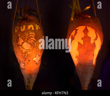 'Punkies' per 'Punkie Night' Turnips scolpite per Halloween come una tradizione locale nel villaggio di Hinton St George, Somerset, Inghilterra. UK.Halloween pum Foto Stock