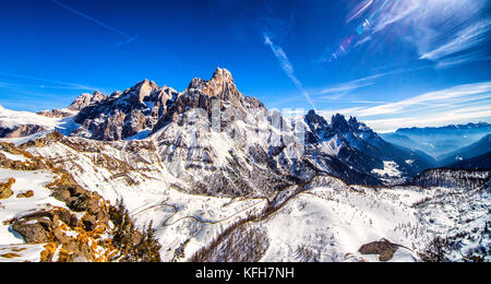 Panorama invernale delle Dolomiti italiane Foto Stock