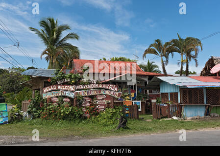 Coloratissima casa in legno in Puerto Viejo de Talamanca, Costa Rica Foto Stock
