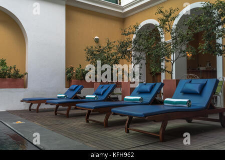 Piscina area salotto Foto Stock