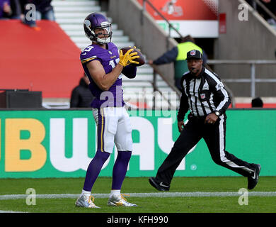 Adam Thielen dei Minnesota Vikings segna il primo touchdown della sua squadra durante la partita NFL della International Series a Twickenham, Londra. Foto Stock