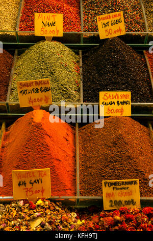 Una varietà di spezie, date e frutta secca al mercato delle spezie di Istanbul, in Turchia. Foto Stock