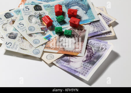 New British £5 e £10 note con il rosso e il verde monopolio case e alberghi Foto Stock