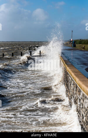 Brian Storm Chalkwell, Southend on Sea, Essex. Onde che si infrangono sulla promenade. Foto Stock