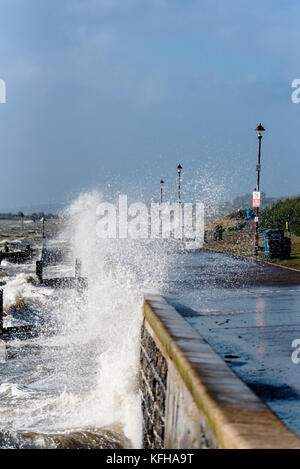 Brian Storm Chalkwell, Southend on Sea, Essex. Onde che si infrangono sulla promenade. Foto Stock