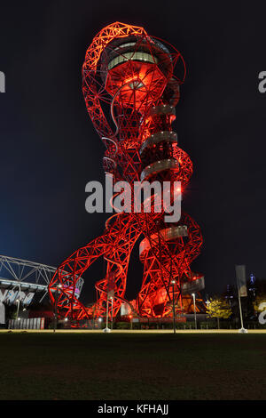 Vista notturna ArcelorMittal orbita, Queen Elizabeth Olympic Park, Stratford, East London E20, Regno Unito Foto Stock