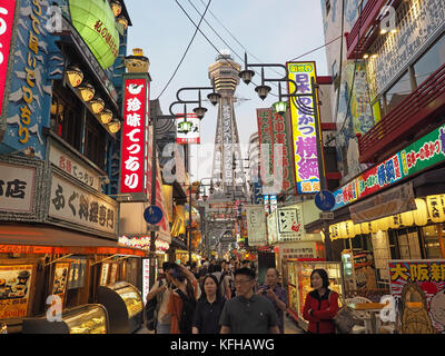 Un basso angolo di vista guardando verso l'alto la torre Tsutenkaku nel quartiere Shinsekai di Osaka in Giappone Foto Stock