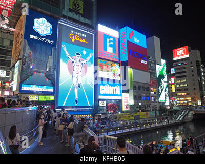 Vista delle luci luminose e cartelli di segnalazione luminosi in Dotonbori  di Osaka in Giappone Foto stock - Alamy