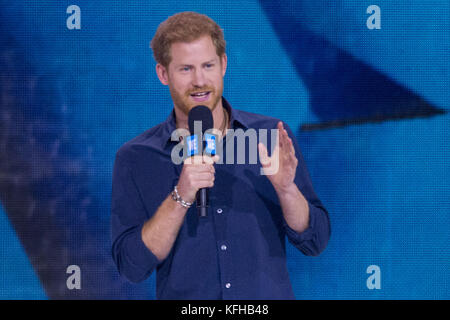 Il principe Harry partecipa a un WE Day, evento educativo e di ispirazione che celebra il potere dei giovani di fare la differenza positiva nel mondo. Con: Prince Harry Where: Toronto, Canada When: 28 Set 2017 Credit: Euan Cherry/WENN.com Foto Stock