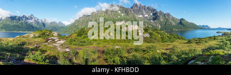 Vista dal punto di visualizzazione in austnesfjorden area riposo, arcipelago delle Lofoten, Norvegia. nazionale percorso turistico lofoten Foto Stock