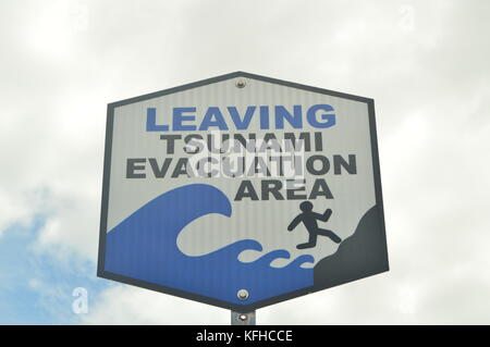 Lasciando Tsunami zona di evacuazione segno. Foto Stock