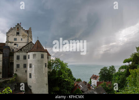 Il Vecchio Castello (Altes Schloss), Meersburg e tempesta di pioggia si avvicina dal lago di Costanza, Baden-Württemberg, Germania Foto Stock