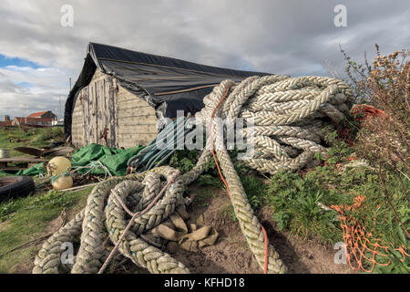 Vecchie barche invertito usata come deposito sulla Isola Santa, Northumberland. Foto Stock