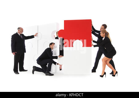Team aziende assemblaggio grande puzzle isolati su sfondo bianco Foto Stock