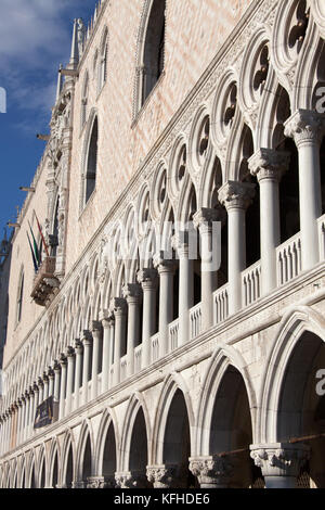 Città di Venezia Italia. una vista pittoresca del esterno facciata occidentale del palazzo ducale, che si affaccia su piazza san marco. Foto Stock