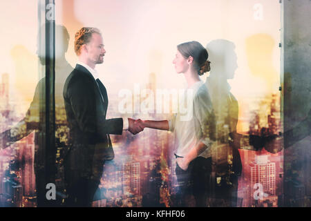 Stretta di mano del due commercianti in ufficio concetto di partnership e il lavoro di squadra Foto Stock