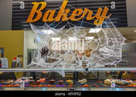 Contatore di panetteria a risparmiare sui prodotti alimentari drogheria a Canmore Alberta con Spider Web Decorazione Halloween Foto Stock