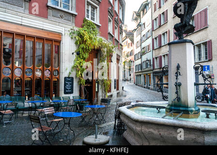 Strada pedonale in città vecchia città vecchia centrale di Zurigo città svizzera Foto Stock