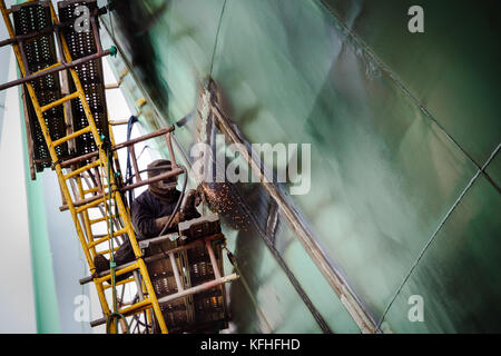 Nave in costruzione. Lavori di saldatura. Cantiere Cam Rahn, Vietnam. Foto Stock