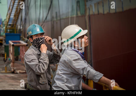 Due caposquadra supervisionare lavori di saldatura. cam rahn cantiere, Vietnam. Foto Stock