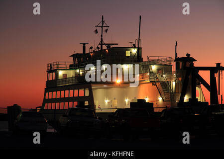 Il North Carolina Ferry System offre a turisti e abitanti del luogo con un trasporto sicuro ed affidabile in tutto lo stato del vasto le vie navigabili e la fascia costiera Foto Stock