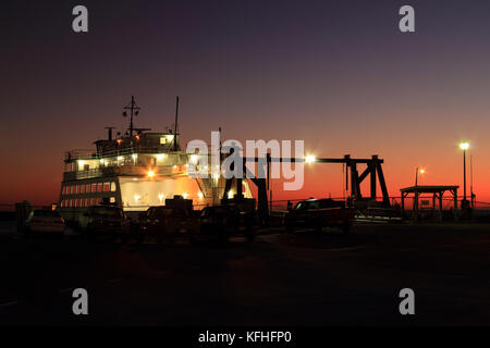 Il North Carolina Ferry System offre a turisti e abitanti del luogo con un trasporto sicuro ed affidabile in tutto lo stato del vasto le vie navigabili e la fascia costiera Foto Stock