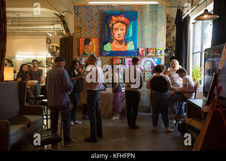 La parete di Gesù Studio ospitano artisti ospiti presso il birrificio Art Walk, birreria Colony Art di Los Angeles, California, Stati Uniti d'America Foto Stock