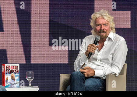 New York, Stati Uniti d'America, 28 ottobre, 2017. Imprenditore britannico Sir Richard Branson gesti come egli parla nel corso di una sessione di Domande e risposte a "una sinergia Global Forum -- una masterclass a interruzioni' nel Madison Square Garden. Foto di Enrique Shore/Alamy Live News Foto Stock