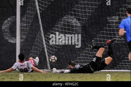 San Pietroburgo, Florida, Stati Uniti d'America. 28 ott 2017. CHRIS URSO | Orari.Tampa Bay Rowdies goalie Matt Pickens, destra, non riesce a raggiungere un tiro in porta da New York Red Bulls II Stefano Bonomo durante il tempo extra Sabato, 28 ottobre 2017 a San Pietroburgo. Il Rowdies perso 2-1. Credito: Chris Urso/Tampa Bay volte/ZUMA filo/Alamy Live News Foto Stock