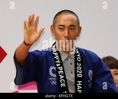 Tokyo, Giappone. 28th Ott 2017. L'attore Kabuki Ebizo Ichikawa sorride mentre partecipa all'evento di conto alla rovescia per i Giochi Olimpici di Tokyo 2020, 1.000 giorni prima dell'apertura delle Olimpiadi di Tokyo, sabato 27 ottobre 2017. Credit: Yoshio Tsunoda/AFLO/Alamy Live News Foto Stock