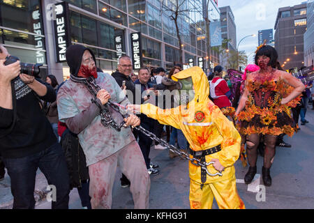 Montreal, Canada. Il 28 ottobre 2017. Le persone che hanno preso parte alla camminata Zombie in Montreal Downtown Credito: Marc Bruxelle/Alamy Live News Foto Stock