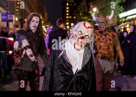 Montreal, Canada. Il 28 ottobre 2017. Le persone che hanno preso parte alla camminata Zombie in Montreal Downtown Credito: Marc Bruxelle/Alamy Live News Foto Stock