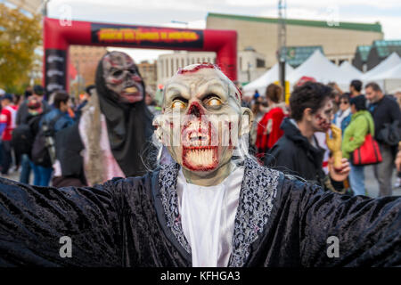 Montreal, Canada. Il 28 ottobre 2017. Le persone che hanno preso parte alla camminata Zombie in Montreal Downtown Credito: Marc Bruxelle/Alamy Live News Foto Stock