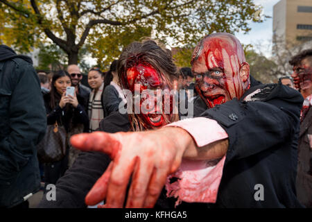 Montreal, Canada. Il 28 ottobre 2017. Le persone che hanno preso parte alla camminata Zombie in Montreal Downtown Credito: Marc Bruxelle/Alamy Live News Foto Stock