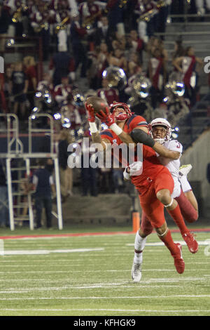 Tucson, Arizona, Stati Uniti. 28 ott 2017. L'Arizona SHAWN POINDEXTER (19) Si ritiene che le catture di un pass downfield nel primo trimestre contro Stato di Washington Sabato, 28 ottobre 2017, in Arizona Stadium di Tucson, Arizona. Credito: Jeff Brown/ZUMA filo/Alamy Live News Foto Stock