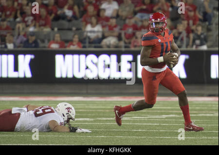 Tucson, Arizona, Stati Uniti. 28 ott 2017. L'Arizona Quaterback KHALIL TATE (14) cerca di passare la palla verso il basso il campo contro Stato di Washington Sabato, 28 ottobre 2017, in Arizona Stadium di Tucson, Arizona. Credito: Jeff Brown/ZUMA filo/Alamy Live News Foto Stock