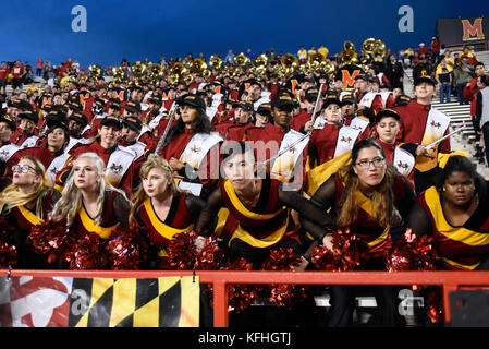 College Park, MD, Stati Uniti d'America. 28 ott 2017. L'Università del Maryland marching band, il potente suono del Maryland e membri di bandiera corps intrattenere la folla durante il gioco presso la capitale di un campo in Maryland Stadium in College Park, MD. Credito: Amy Sanderson/ZUMA filo/Alamy Live News Foto Stock