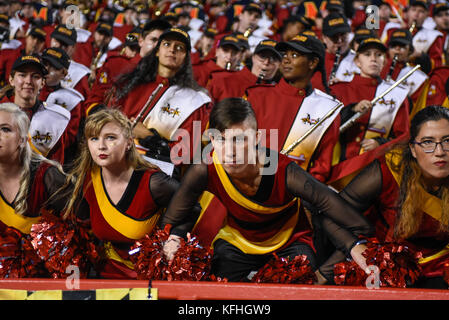 College Park, MD, Stati Uniti d'America. 28 ott 2017. L'Università del Maryland marching band, il potente suono del Maryland e membri di bandiera corps intrattenere la folla durante il gioco presso la capitale di un campo in Maryland Stadium in College Park, MD. Credito: Amy Sanderson/ZUMA filo/Alamy Live News Foto Stock