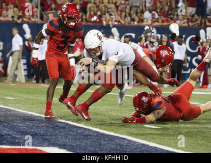 Tucson, Arizona, Stati Uniti. 28 ott 2017. Stato di Washington di TYLER HILINSKI (3) si tuffa nel fine-zona a segnare un touchdown contro Arizona Sabato, 28 ottobre 2017, in Arizona Stadium di Tucson, Arizona. Credito: Jeff Brown/ZUMA filo/Alamy Live News Foto Stock