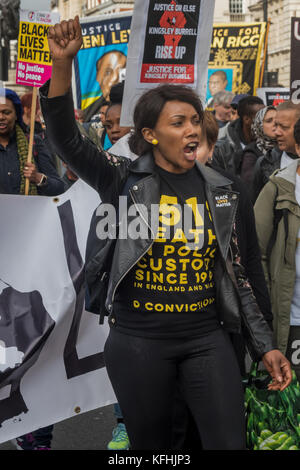 28 ottobre 2017 - Londra, Regno Unito. 28 ottobre 2017. Ajibola Lewis, la madre di Olaseni Leiws, uccisa dalla polizia nel 2010, parla al raduno della United Families and Friends Campaign a Downing St. La sua inchiesta ha rilevato che "la forza eccessiva, le tecniche di compliance al dolore e le molteplici restrizioni meccaniche" utilizzate dalla polizia su Lewis "erano sproporzionate e irragionevoli" e che probabilmente avrebbero portato alla sua morte a causa di una lesione cerebrale ipossica e di un arresto cardiorespiratorio. La famiglia vuole che il servizio penale della Corona riconsideri il caso, in modo che gli agenti coinvolti nella restrizione possano essere portati Foto Stock