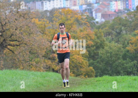 Bristol, Regno Unito. 29 ottobre, 2017. uk meteo. la mattina presto in Ashton Court Estate su un lieve ritardo giornata di ottobre. La gente ama passeggiare in esecuzione e uscire con i loro cani. Credito: robert timoney/alamy live news Foto Stock