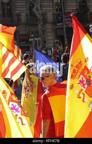 Barcellona, Spagna. 29 ott 2017. l uomo drappeggiati in Spanish flag a anti catalogna indipendenza marcia di protesta. Credito: ern malley/alamy live news Foto Stock