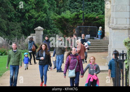 Bristol, Regno Unito. 29 ottobre 2017. Meteo nel Regno Unito. La mattina presto ad Ashton Court Estate in un lieve giorno di fine ottobre. Persone che amano camminare correre e uscire con i loro cani. Crediti: Robert Timoney/Alamy Live News Foto Stock