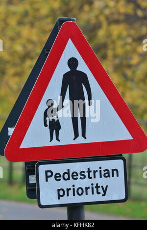 Bristol, Regno Unito. 29 ottobre, 2017. uk meteo. la mattina presto in Ashton Court Estate su un lieve ritardo giornata di ottobre. La gente ama passeggiare in esecuzione e uscire con i loro cani. Credito: robert timoney/alamy live news Foto Stock