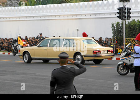 Bangkok, Thailandia. 29 ottobre 2017. Le ceneri reali del re Bhumibol della Thailandia vengono portate avanti nel 29.10.2017 a Bangkok (Thailandia) in una processione che proseguirà per Wat Ratchabophit Sathit Maha Simaram e Wat Bowonniwet Vihara, due templi che sono arrivati a simboleggiare il re Rama IX. Con questa sesta processione in totale la cerimonia di cremazione reale che si è svolta diversi giorni finirà definitivamente. Crediti: Alexander Blum/dpa/Alamy Live News Foto Stock