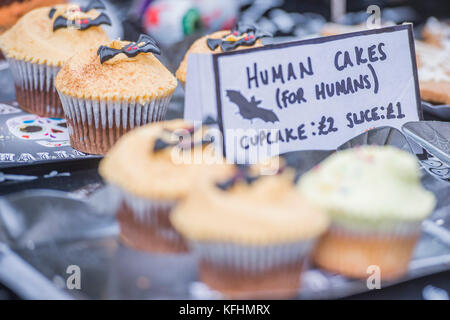 Hampstead Heath, Londra, Regno Unito. 29 ott 2017. Una carità Halloween dog walk e Fancy Dress mostra organizzata da tutti i cani questione presso gli Spaniards Inn, Hampstead. Londra 29 Ott 2017. Credito: Guy Bell/Alamy Live News Foto Stock